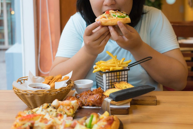 Bệnh nhân có lối sống thiếu lành mạnh ăn nhiều đồ ăn nhanh, béo phì là nguyên nhân gây ung thư tim
